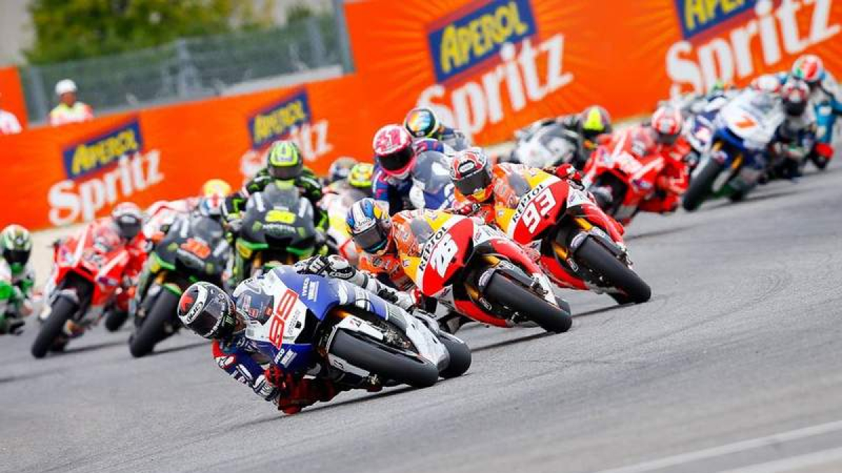 Lorenzo, por delante de Pedrosa y Márquez, se apuntó el triunfo en el circuito ‘Marco Simoncelli’ y recorta puntos con Marc.
