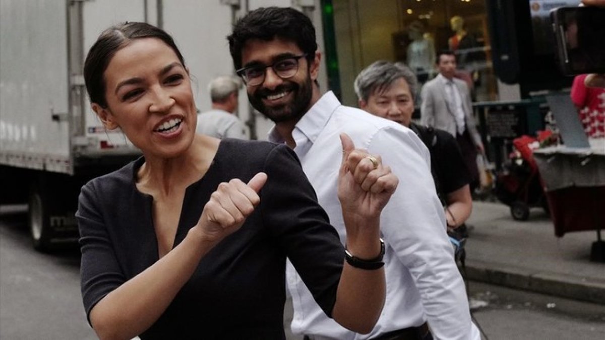 Alexandria Ocasio-Cortez celebra su triunfo en una calle de Nueva York.