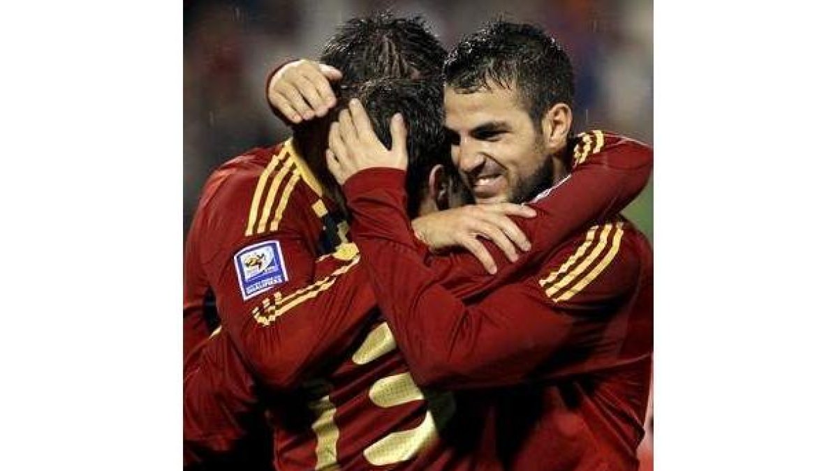 Fábregas, Negredo y Mata celebran el segundo gol de España.