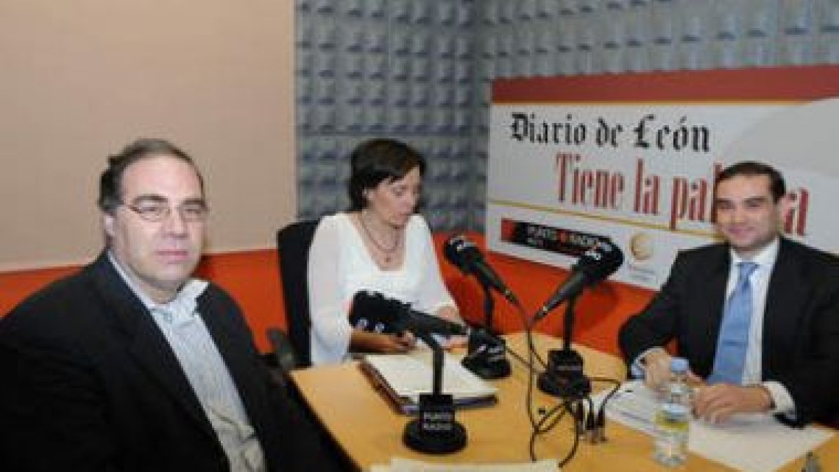 Carlos Aguilar, la moderadora Nuria González y Carlos Hernández, en un momento de la tertulia