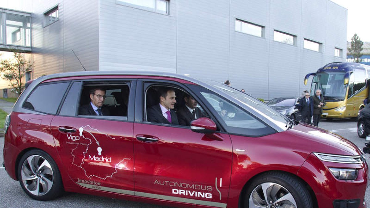 Núñez Feijóo (atrás), en uno de los cuatro vehículos autónomos de PSA Peugeot Citroën.