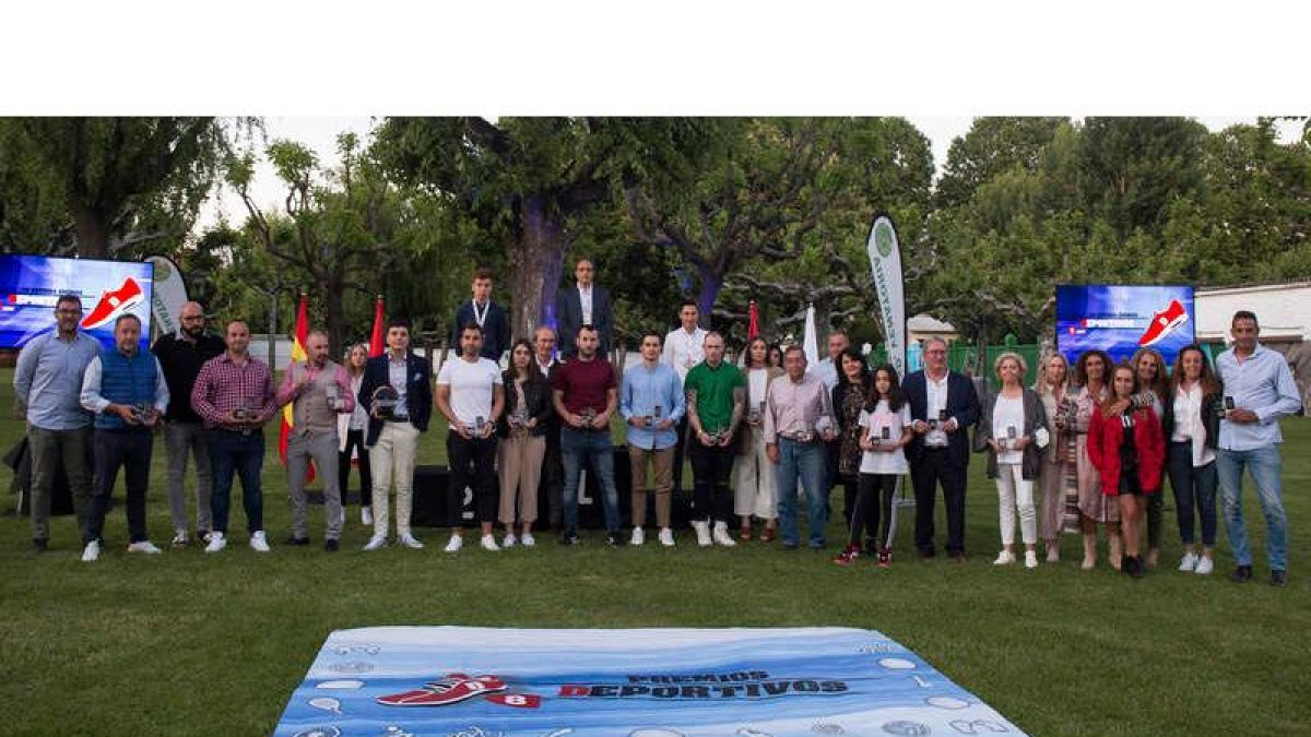 Los premiados en la gala que organiza cada año La 8 León posaron de nuevo todos juntos en una foto de familia que puso la guinda a esta séptima edición. FERNANDO OTERO