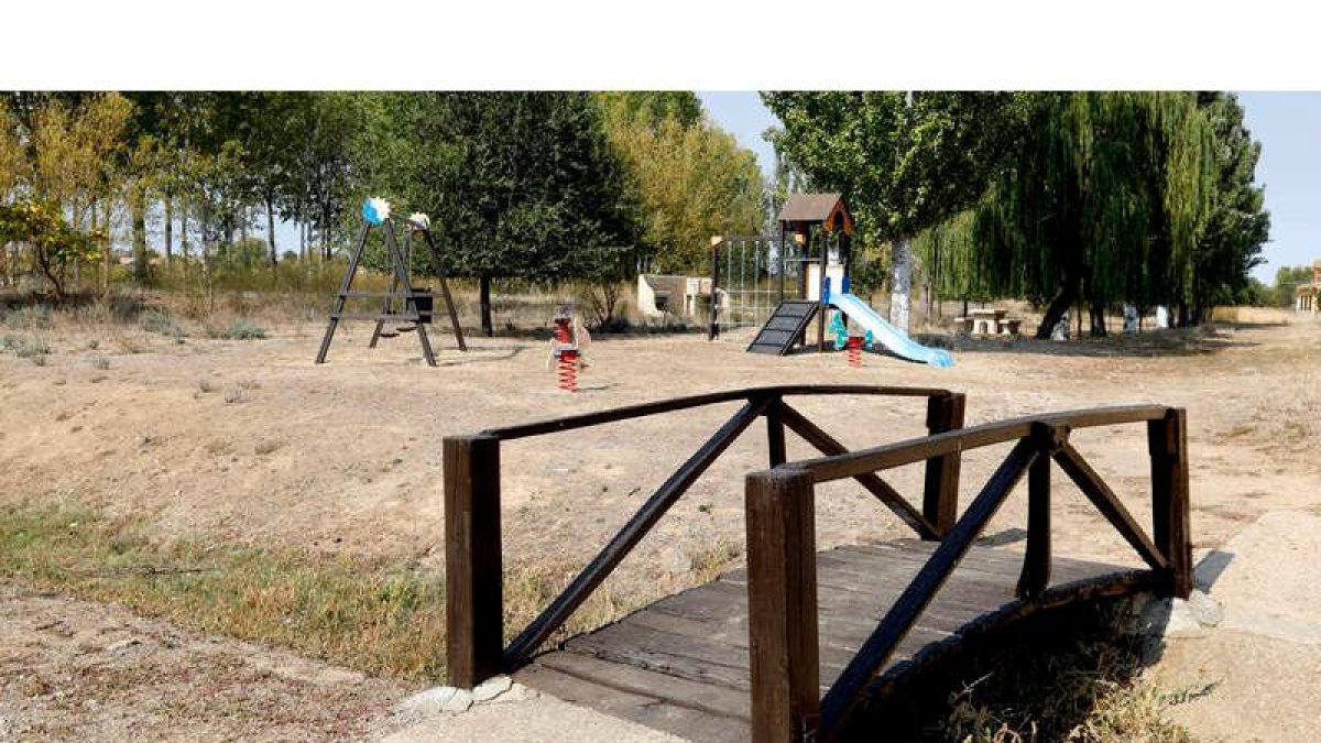 San Adrián del Valle goza de una envidiable tranquilidad y sosiego, con numerosas zonas de paseo que hacen las delicias de los amantes del campo. La ganadería y la agricultura son sus principales sustentos.