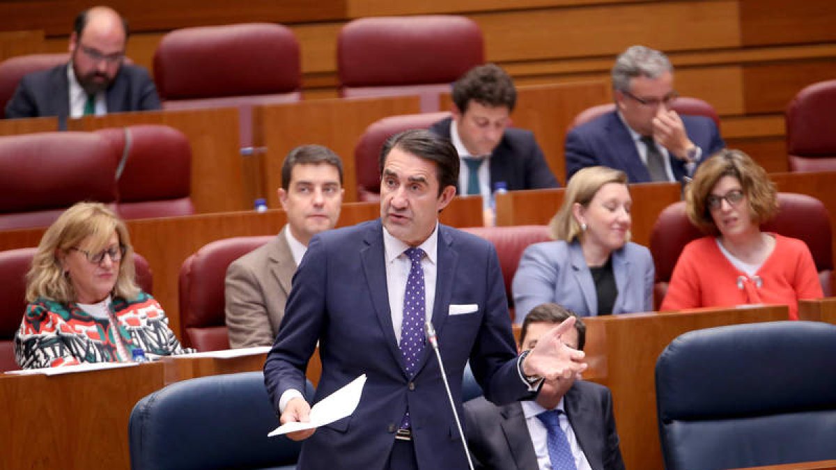 Suárez-Quiñones contesta a la pregunta del PSOE. L. PÉREZ / ICAL