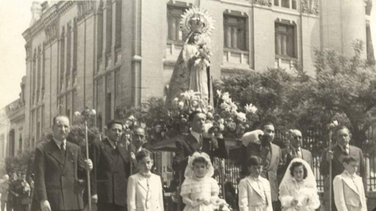 La Virgen de la Alegría, de la Cofradía de Angustias, en un Corpus de mediados de siglo pasado.