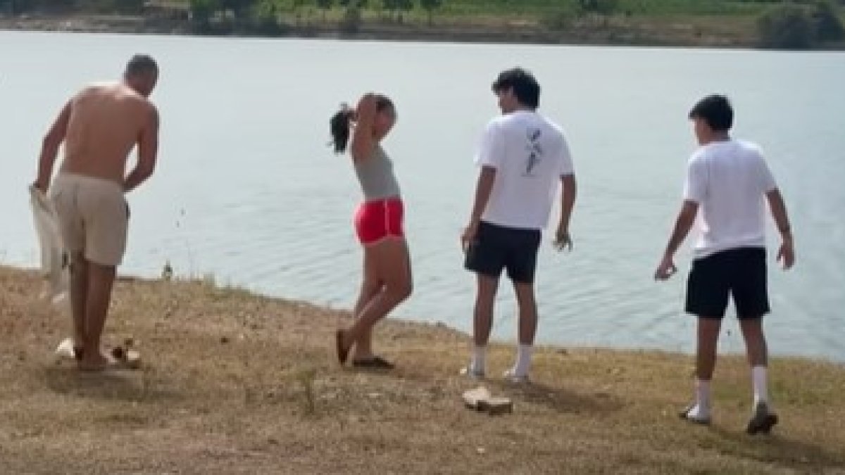 Un momento del vídeo en el que Frank Cuesta se desnuda para darse un baño. X