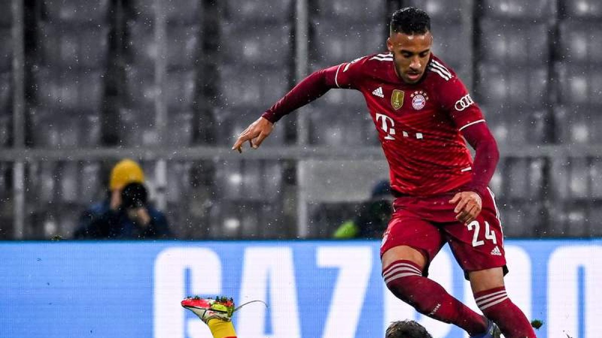 Tolisso se lleva el balón frente a Gavi que queda tendido en el césped. PHILIPP GUELLAND