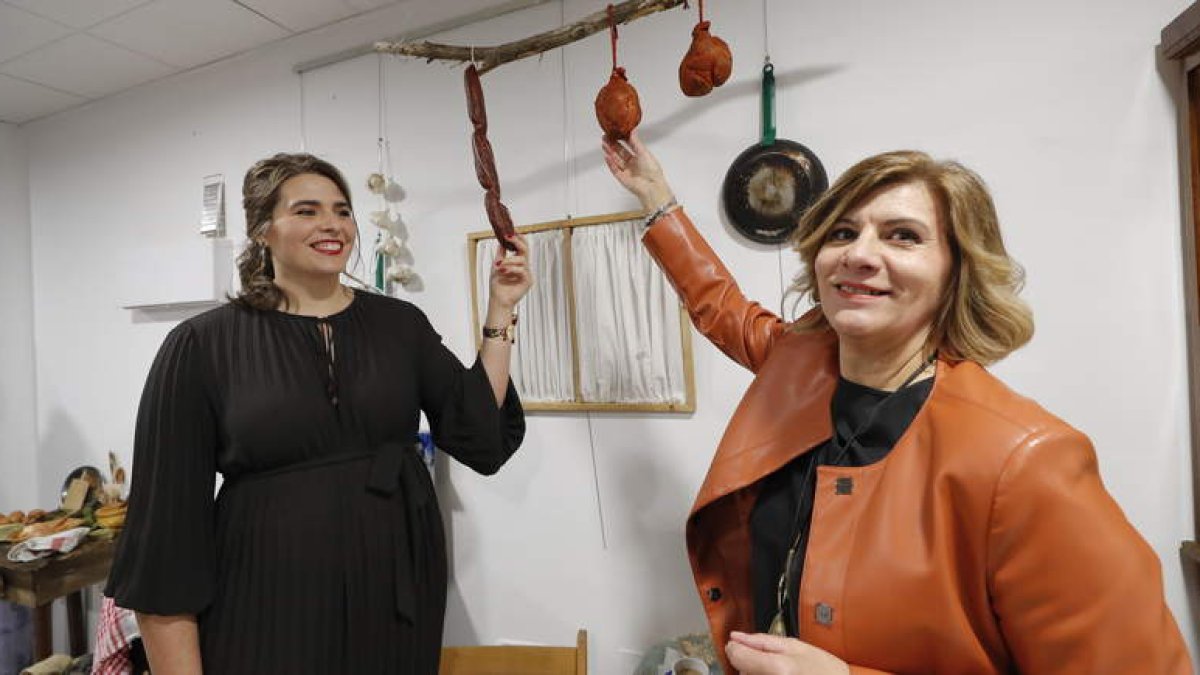 La mantenedora Sabina Asenjo y  la alcaldesa Mari Paz Martínez con el producto rey. ANA F. BARREDO