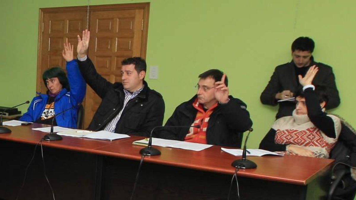 La portavoz y los ediles del PSOE durante una votación plenaria a principios de año