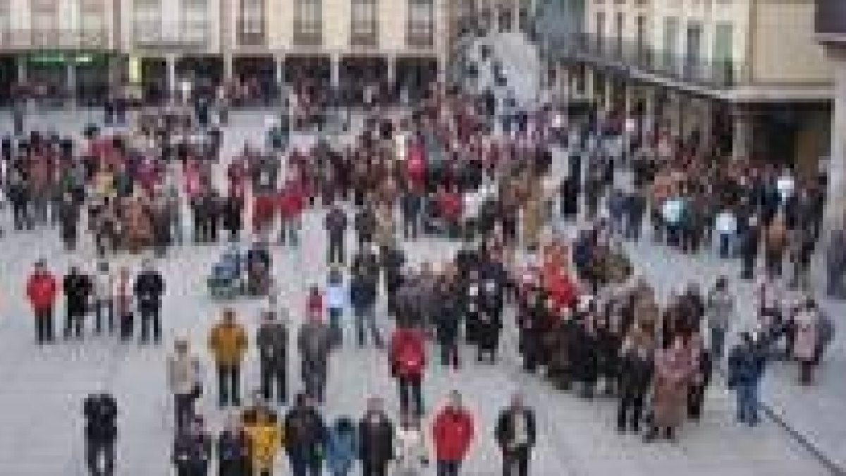 Vista parcial de algunos de los asistentes a la concentración que ayer tuvo lugar en la plaza Mayor