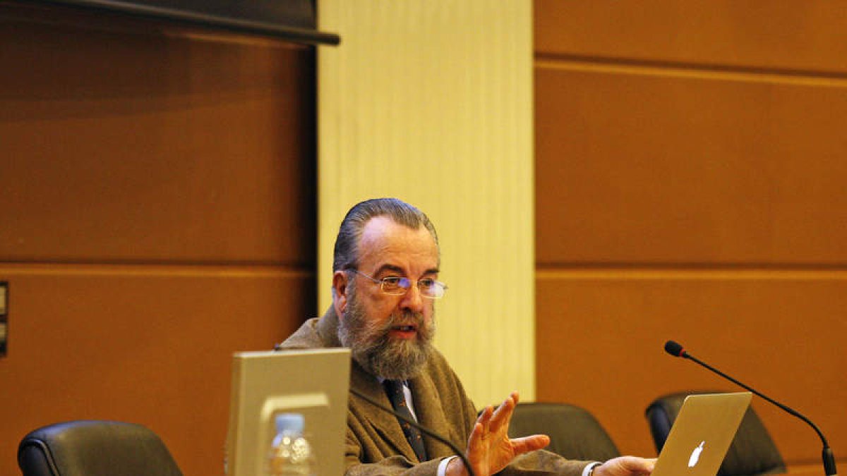 Javier Tourón, en el transcurso de la cita. F. OTERO PERANDONES