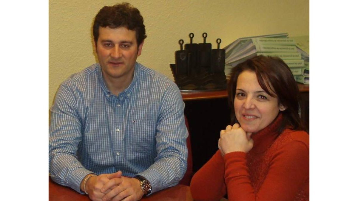 El alcalde, Manuel García, junto con la concejala de Juventud, Carmen Pastor .