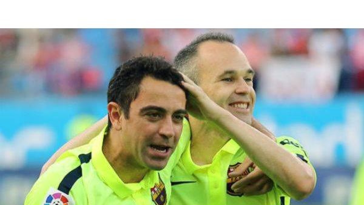 Xavi e Iniesta, emocionados, al lograr el título de Liga en el Calderón.