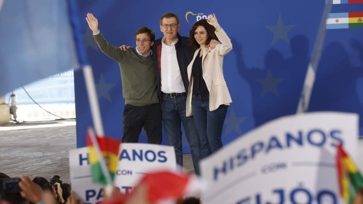 Feijóo con Díaz Ayuso y Almeida. JUAN CARLOS HIDALGO