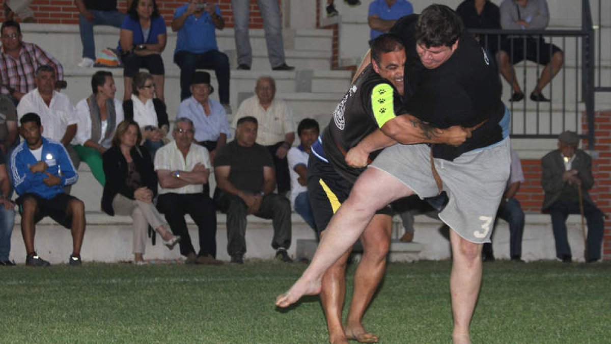 El interés se mantenía en el corro ya entrada la noche, cuando Morín le disputaba la final de pesados al imponente Chiquito.