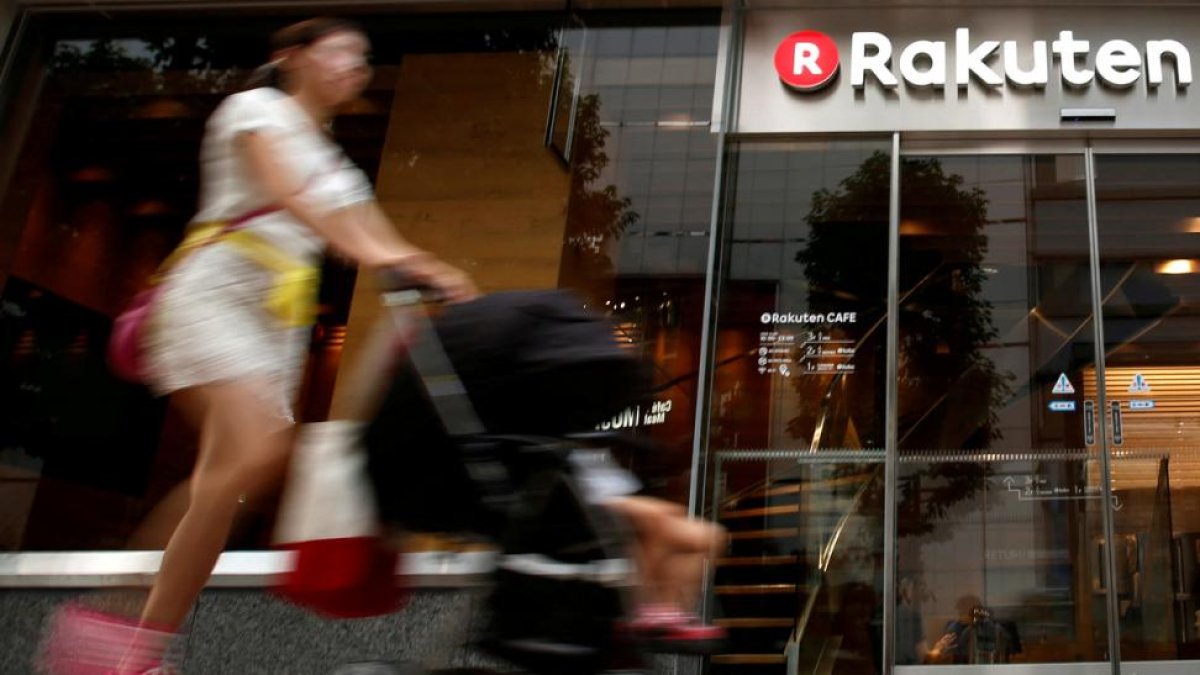 Una mujer pasa ante un establecimiento en Rakuten, en Tokio.