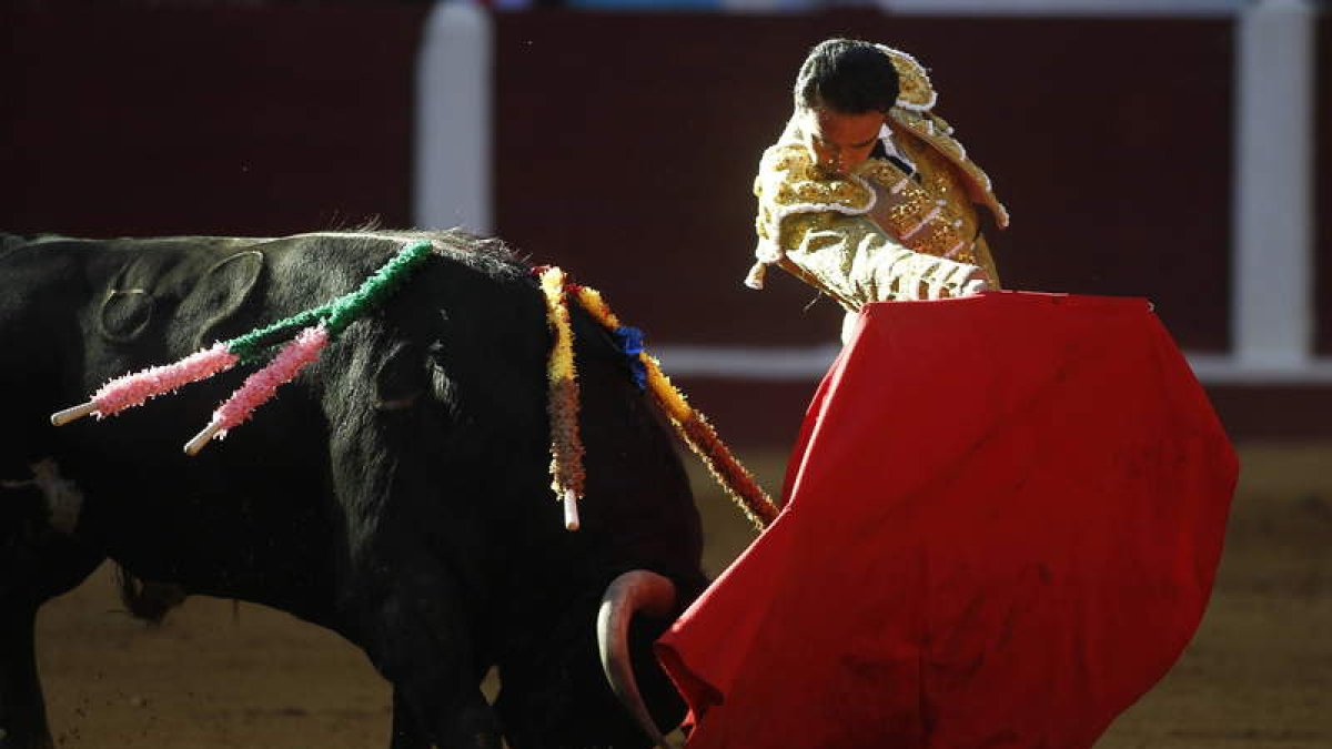 Enrique Ponce dio los muletazos más templados de la tarde ante los nobles toros del encierro de ayer.