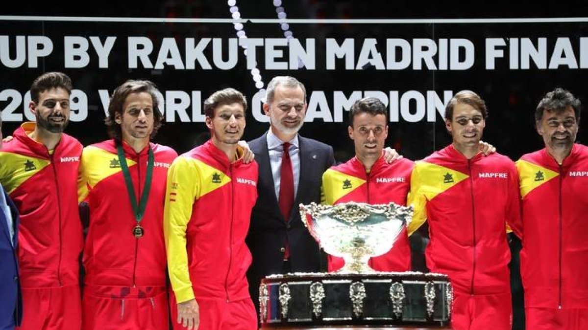 El rey acompañado por el equipo español y el trofeo obtenido. JUANJO MARTÍN