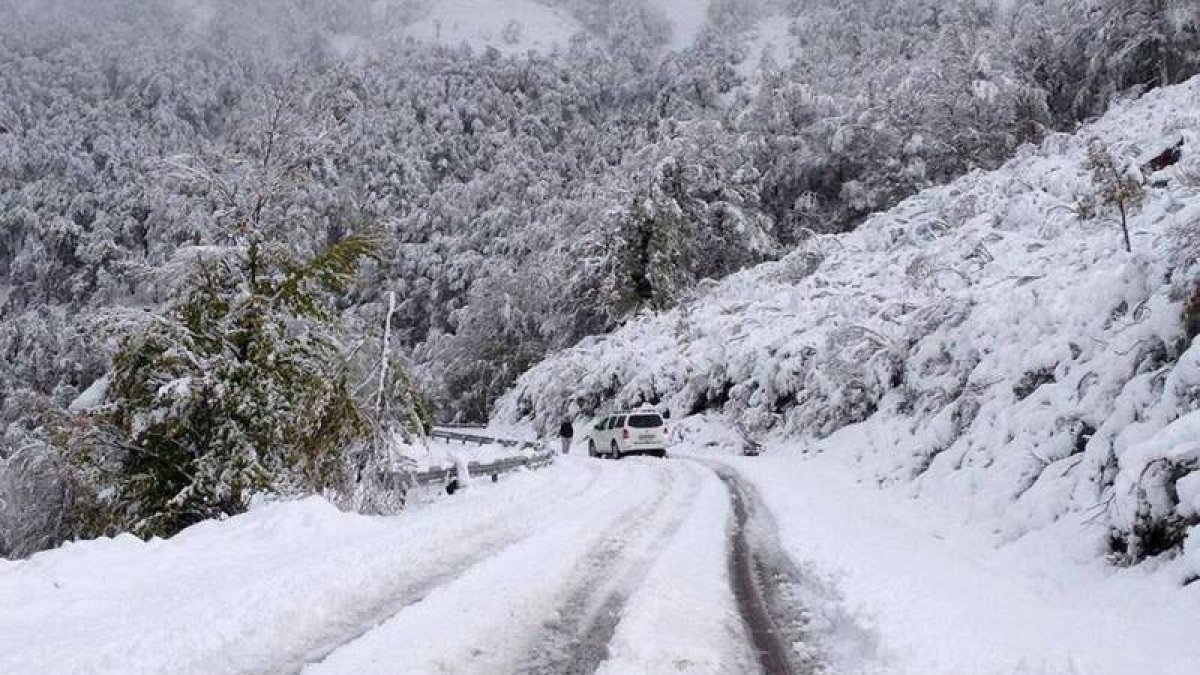 La nieve dificulta ya el tráfico en Panderrueda
