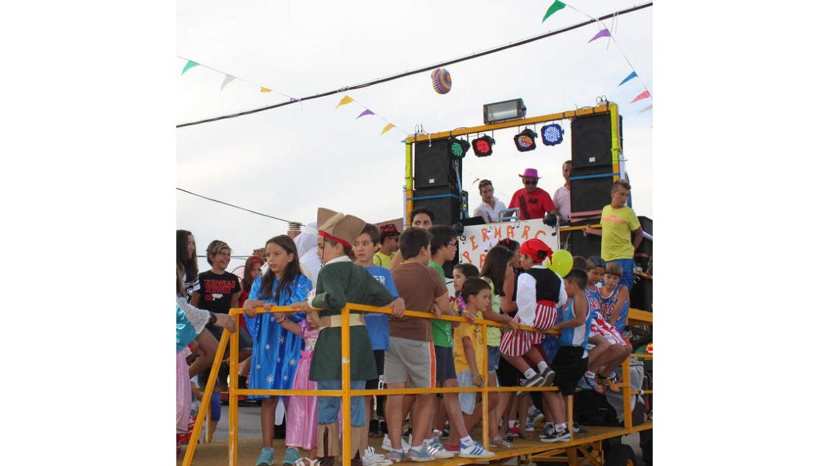Los desfiles llenan de colorido las fiestas. DL