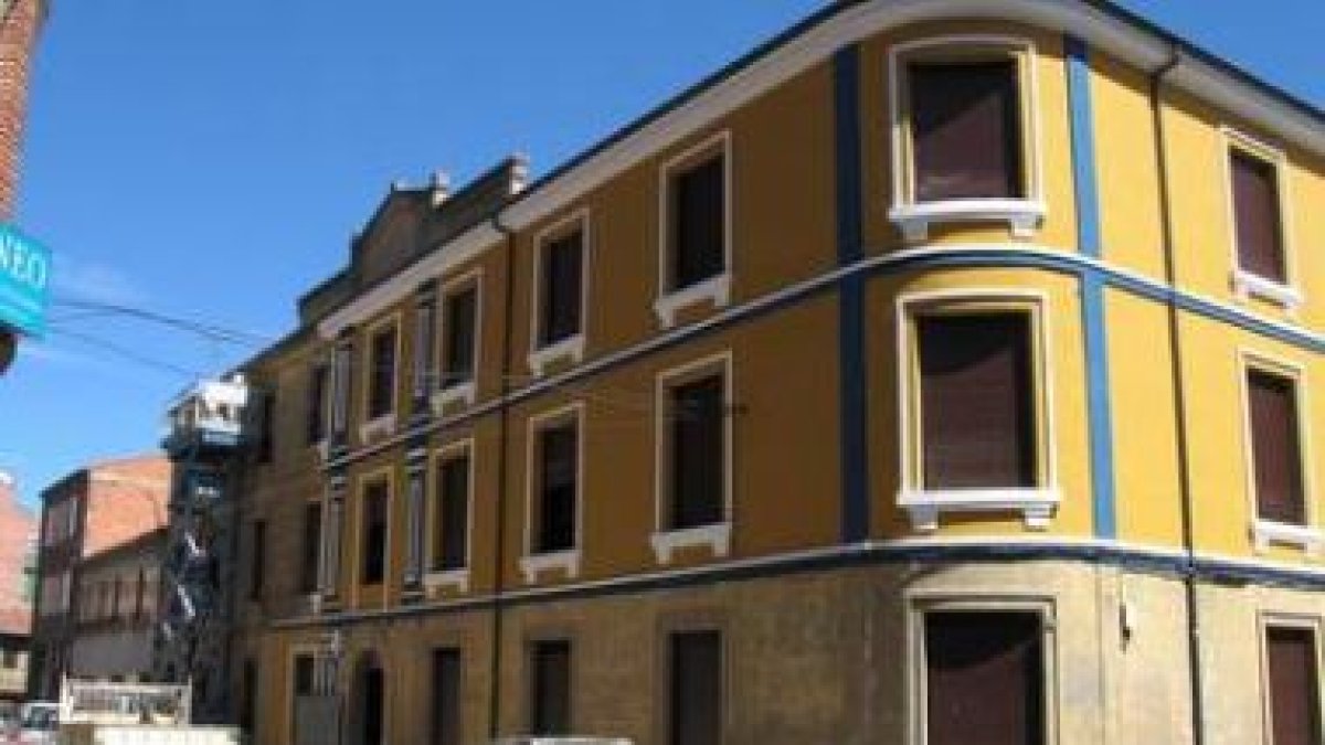 Imagen de archivo del edificio, cuando se procedía a la mejora de sus fachadas.