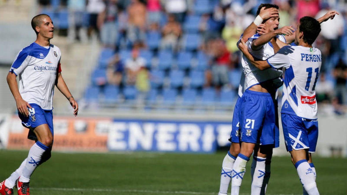 El Tenerife tiene todo a su favor para clasificarse hoy frente a la Balompédica Linense.