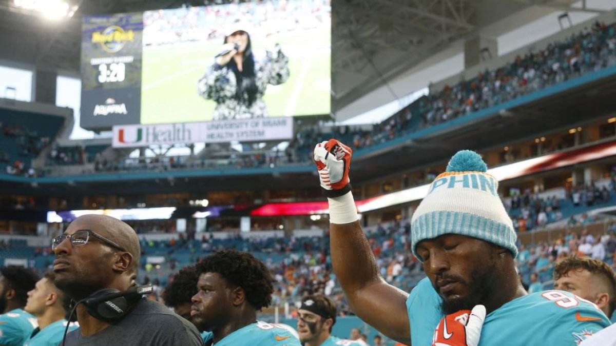 Robert Quinn protesta contra Donald Trump.