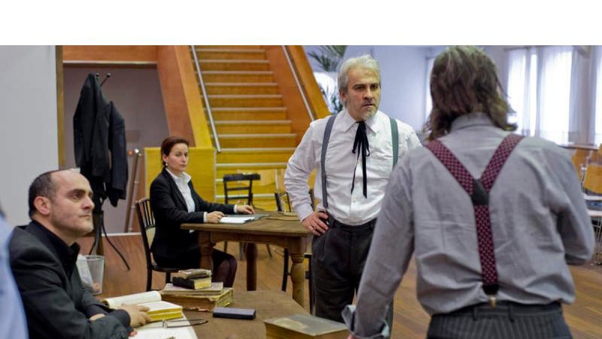 Una escena de la obra que estena el Mu_danza en el recinto dramático ponferradino.