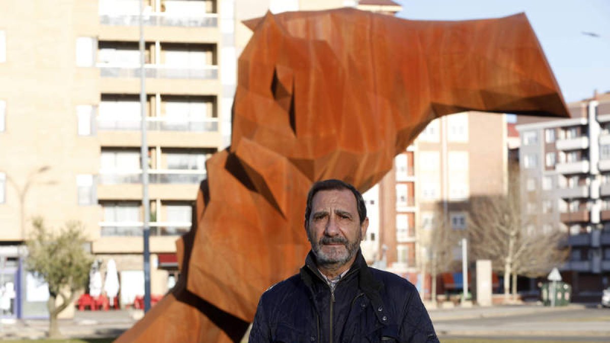 José Luis Blanco Valle frente al monumento homenaje a la enfermería. RAMIRO