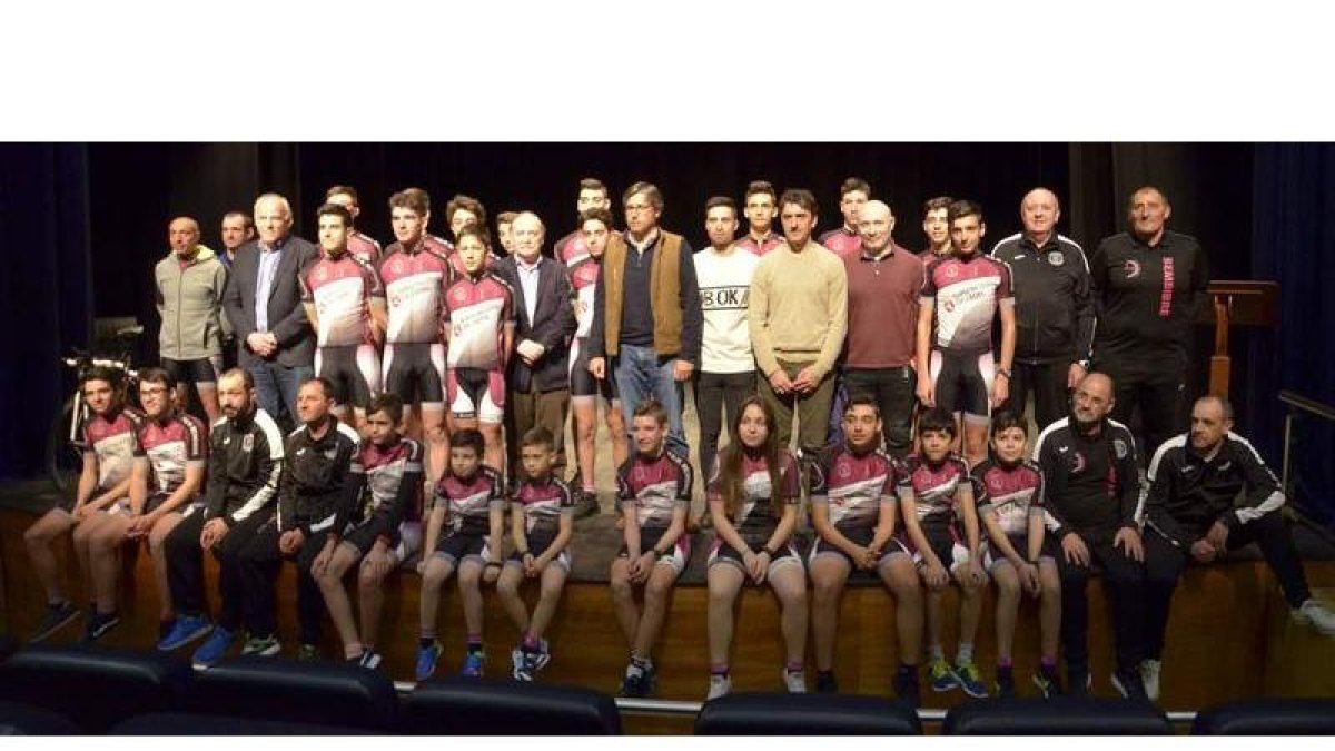 Ciclistas, técnicos, autoridades e invitados a la puesta de largo del Dipuleón Bembibre para una temporada en la que el objetivo pasa por mejorar la precedente. RODO LÓPEZ