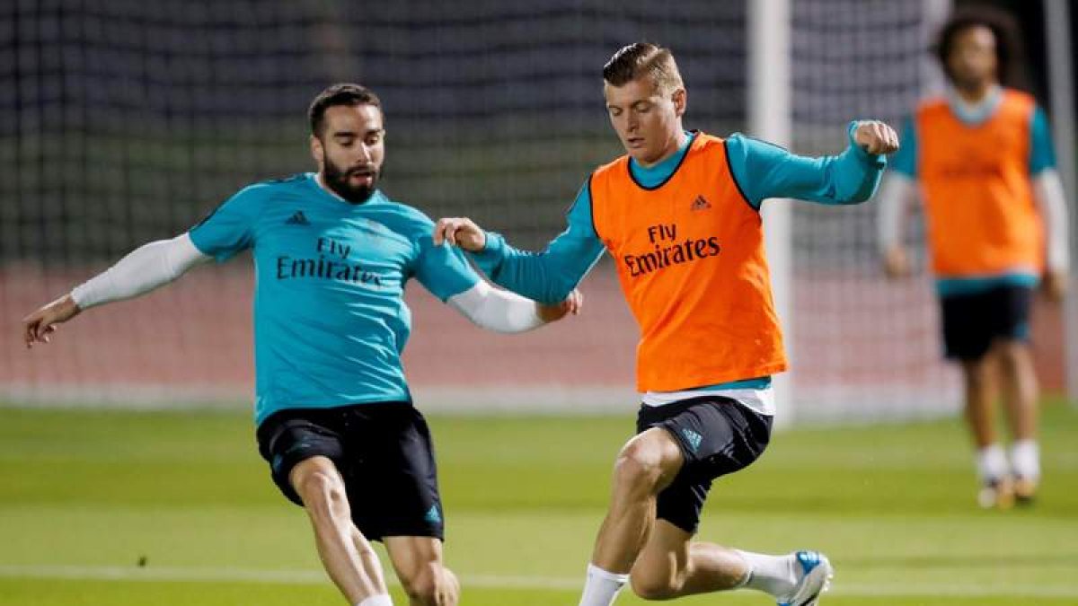 Kroos y Carvajal durante el entrenamiento de ayer del Madrid en Abu Dabi. ÁNGEL MARTÍNEZ
