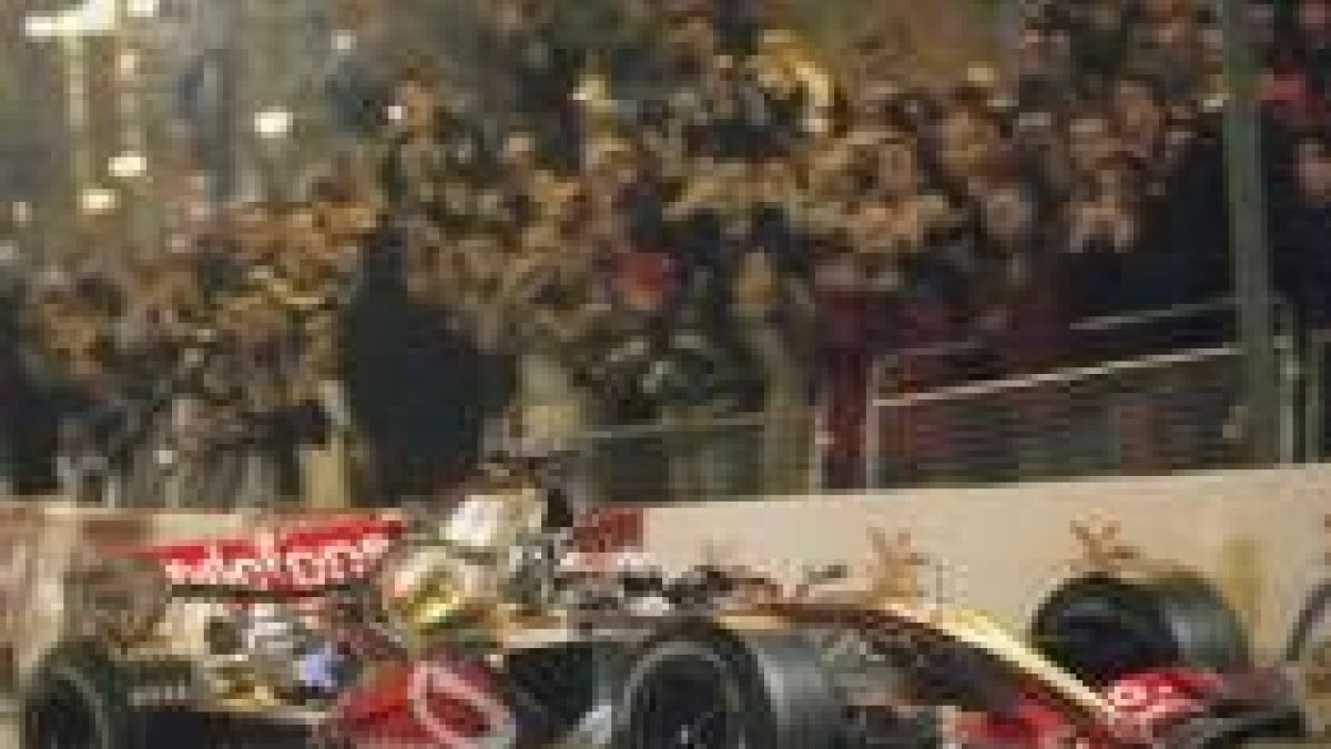 Alonso saluda a los aficionados que acudieron a ver su exhibición