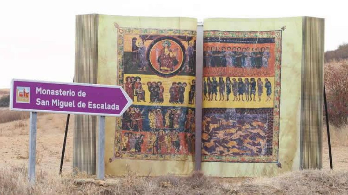 Imagen de la reproducción junto al cartel que marca el camino hacia el monasterio mozárabe de San Miguel.