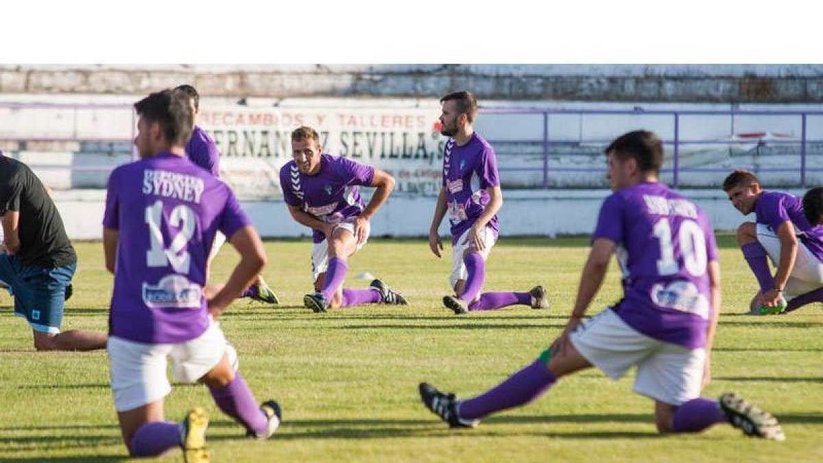 La Bañeza arrancó la pretemporada en La Llanera el pasado jueves, con 16 futbolistas de la campaña anterior y varios refuerzos. FERNANDO OTERO PERANDONES