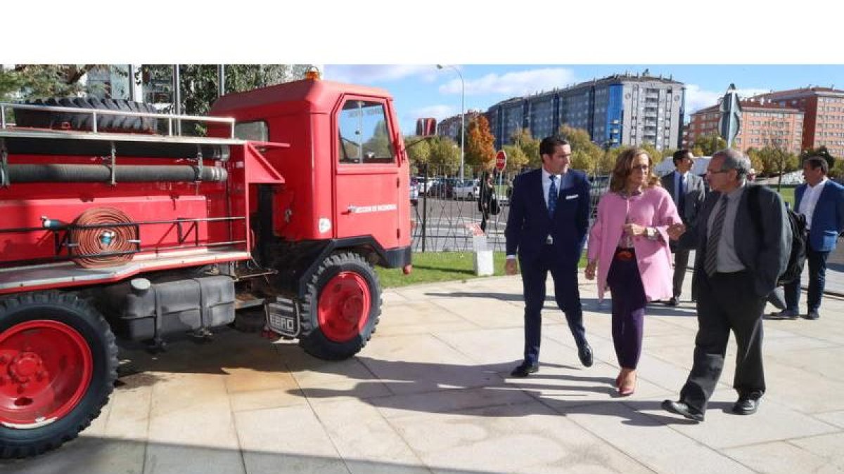El consejero de Medio Ambiente, la fiscal Superior de Castilla y León y el fiscal de Medio Ambiente del Estado, ayer en León. RAMIRO