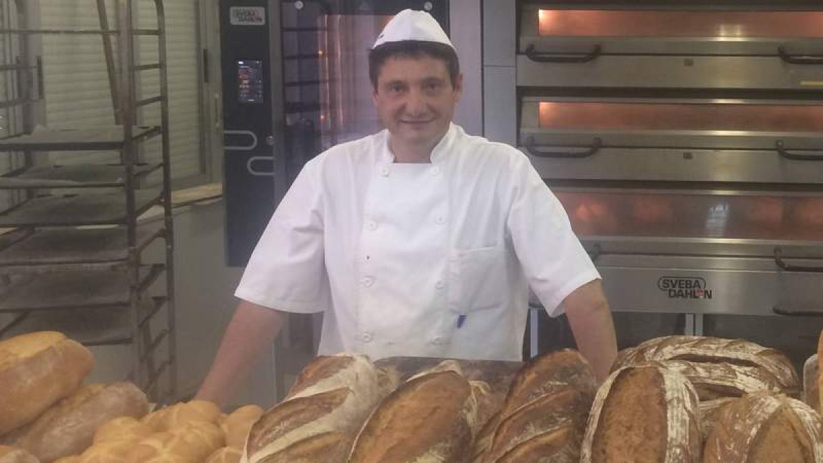 El panadero Manuel Flecha dirigirá hoy una degustación de siete panes en la ULE. DL