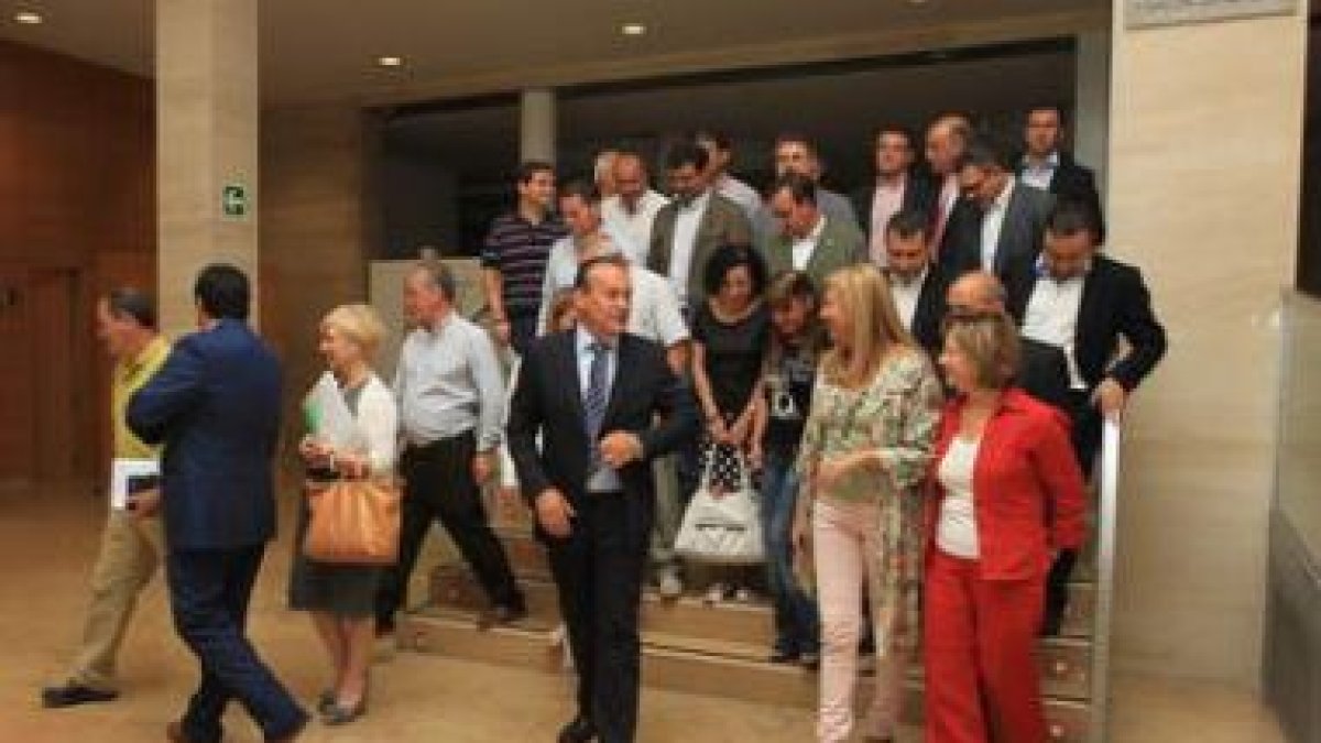 Arias, en el centro, tras el posado con todos los consejeros el día de su toma de posesión.