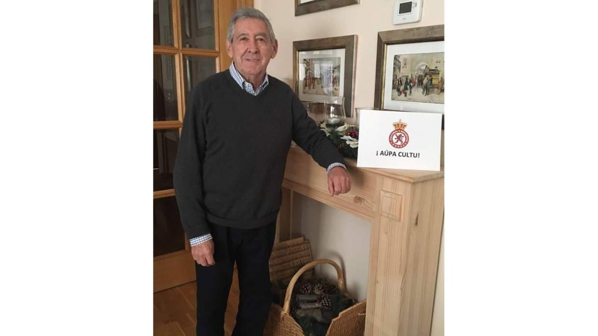 El mítico futbolista de la Cultural Julio Revuelta en su domicilio de Oviedo. WILLY
