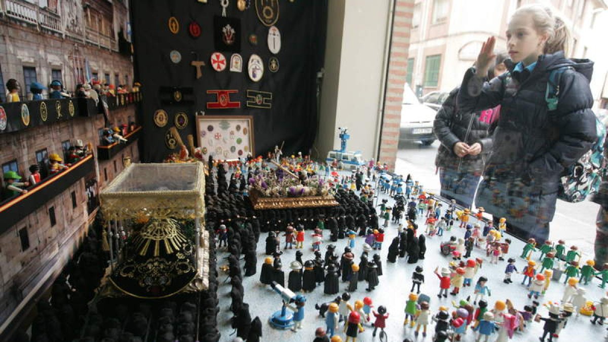 Festones se ha convertido en un clásico de la Semana Santa en escaparatismo .