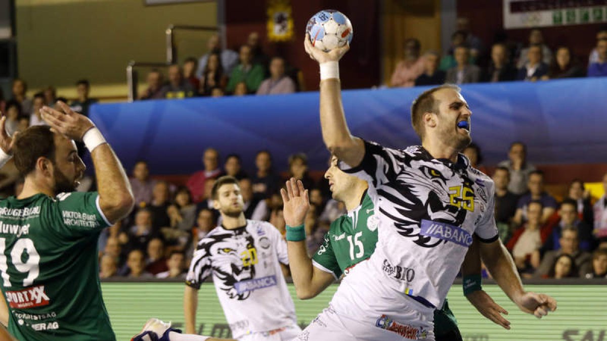 Zivan Pesic, infalible desde el pivote, anotó cinco goles ante el Wacker Thun. MARCIANO PÉREZ