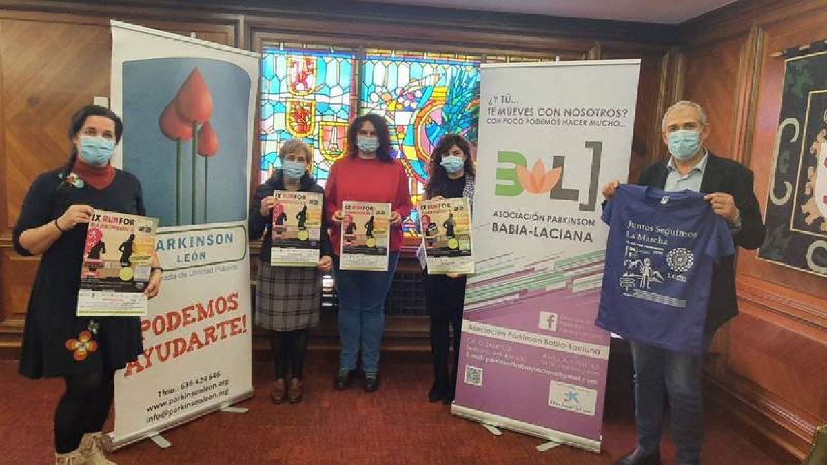 Representantes de las asociaciones de León y Laciana con Vera López y Vicente Canuria. DL