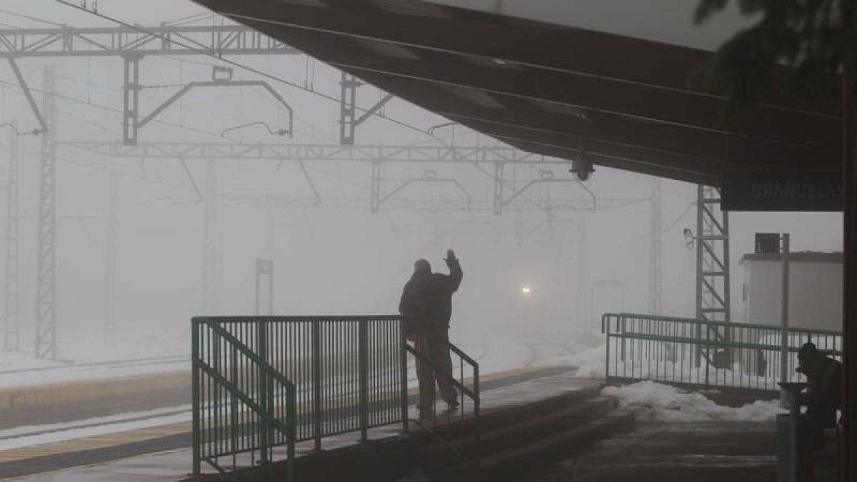 El tren se abre paso entre la niebla en la estación de Brañuelas, que fue lugar señero de recepción del carbón, igual que los pequeños emprendedores.