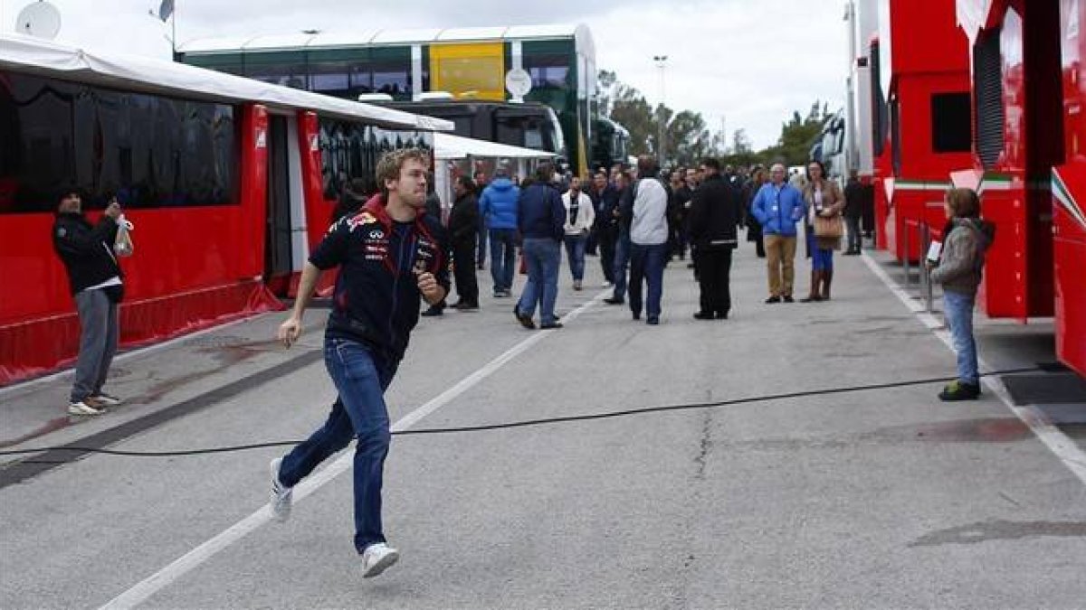 El alemán Vettel sale corriendo del circuito de Jerez.