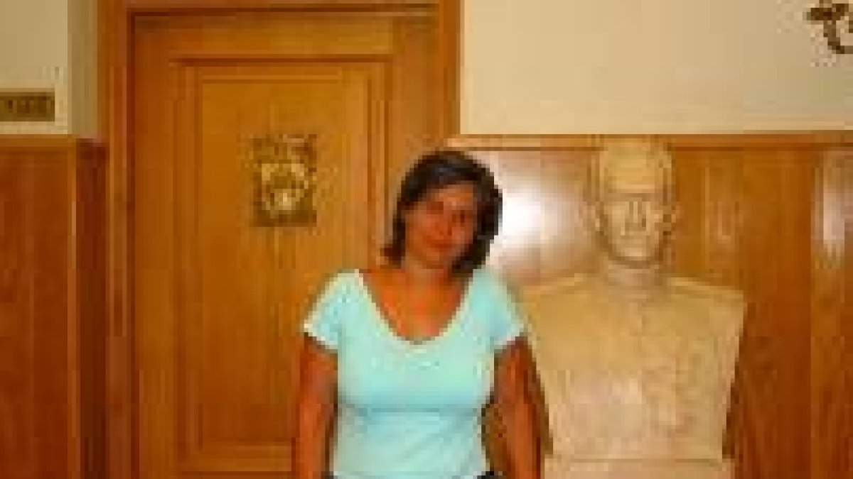 Piedad del Río, concejala de servicios sociales, en el hall del Ayuntamiento de La Bañeza