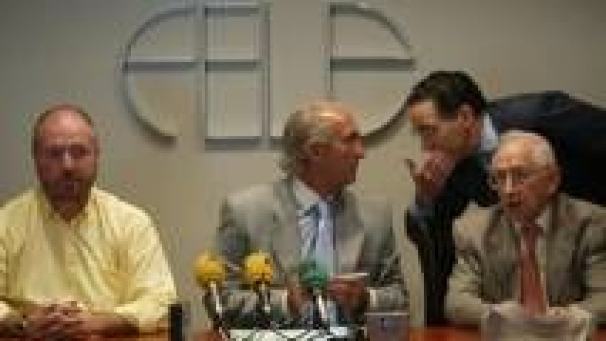 Tejera, Fernández Lobato y Roberto Suárez, en la rueda de prensa