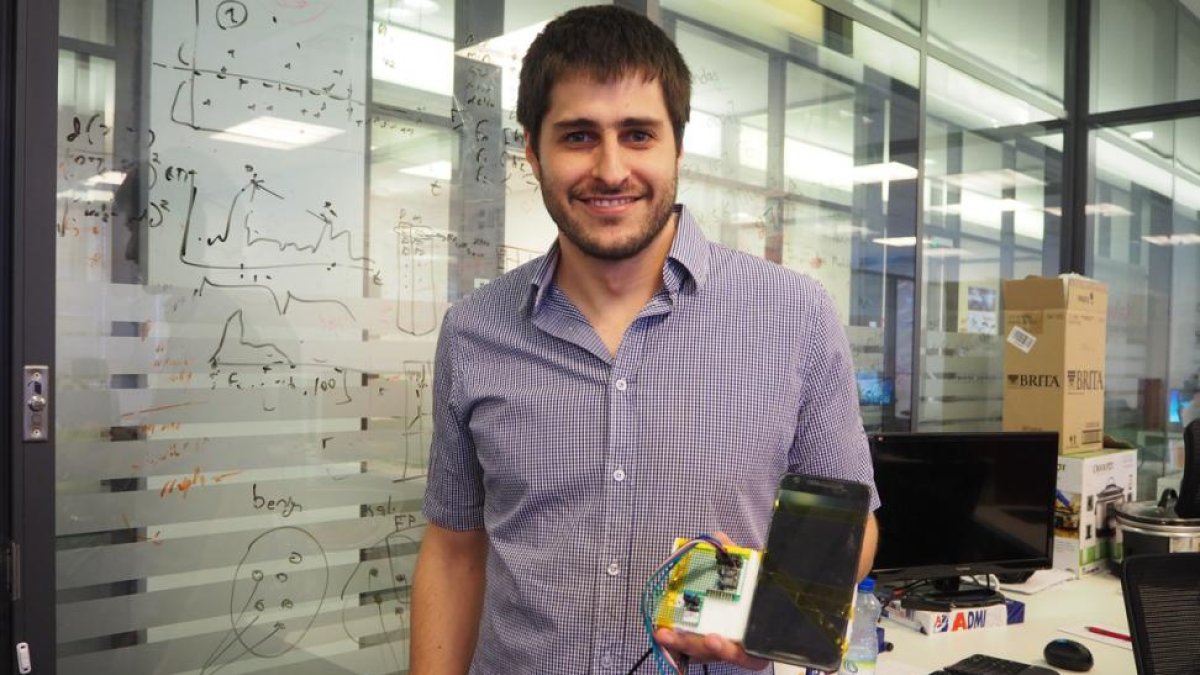 Omer Shwartz, investigador de la Universidad Ben-Gurión del Néguev (Isareal), muestra un móvil hackeado a través de la pantalla