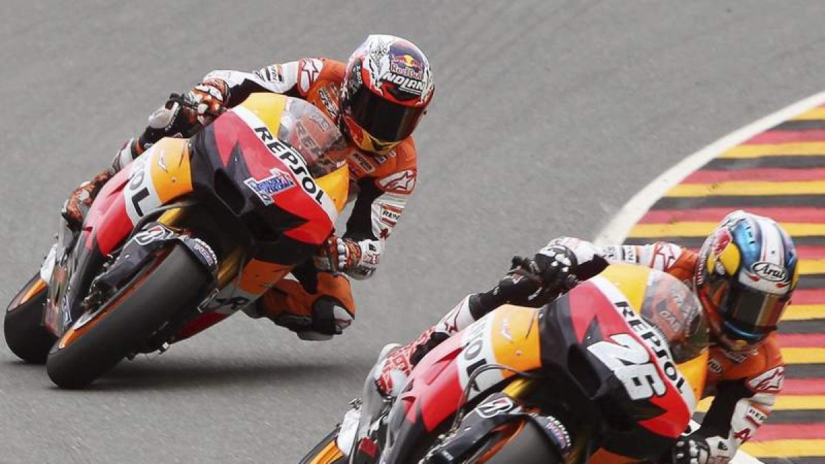 Dani Pedrosa toma una curva por delante de su compañero australiano Casey Stoner durante el Gran Premio de Alemania que ganó el piloto español de Honda.