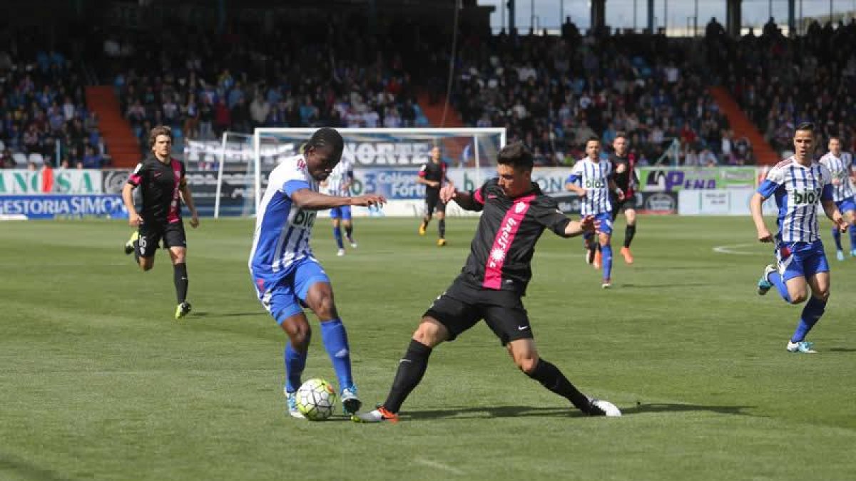 Los jugadores de la Ponferradina no pudieron con el Almería que fue superior en todo momento.