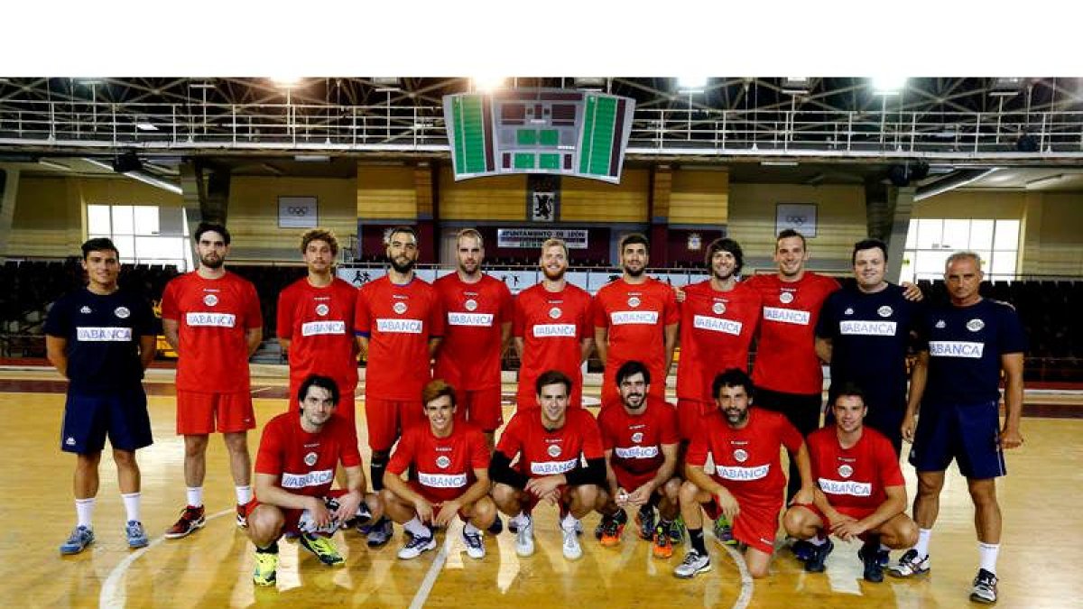 Jugadores y cuerpo técnico del Abanca Ademar, tras acabar el primer entrenamiento de la pretemporada en el Palacio Municipal de Deportes. MARCIANO