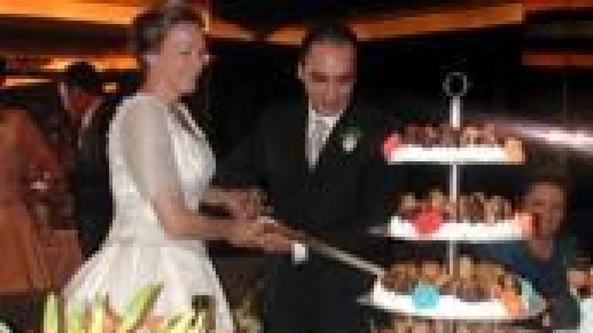 Carmen Díez y César G. Sadia cortan la tarta nupcial